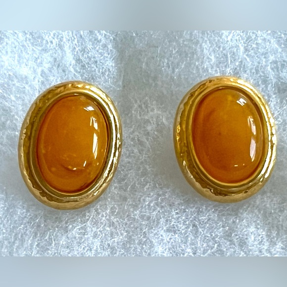 1980s Liz Claiborne Fancy Faux Honey Amber on gold tone base pierced earrings - Picture 3 of 4